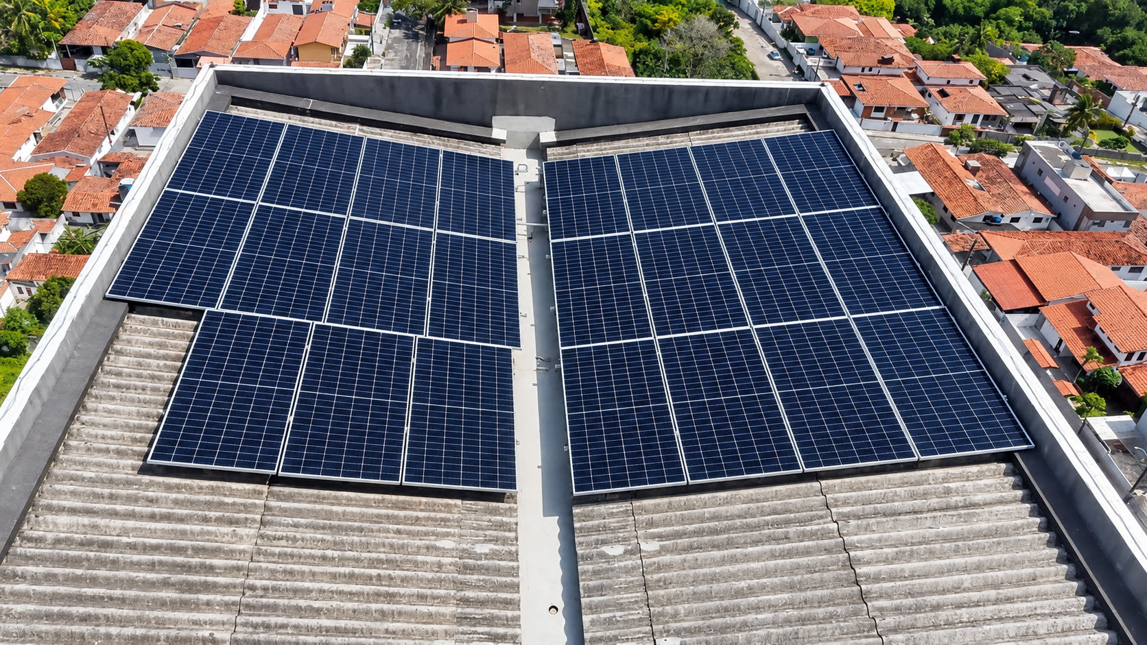 Painéis solares em cobertura de fibrocimento