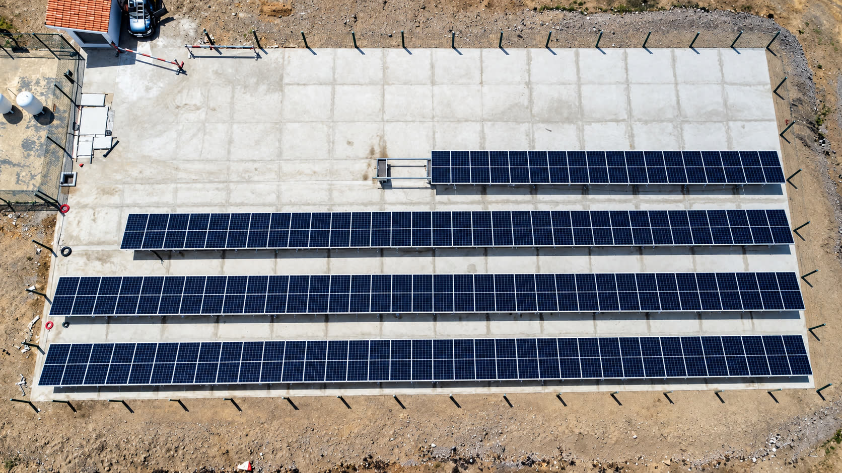 Usina fotovoltaica de 76,8 kWp sobre base de concreto, vista de drone